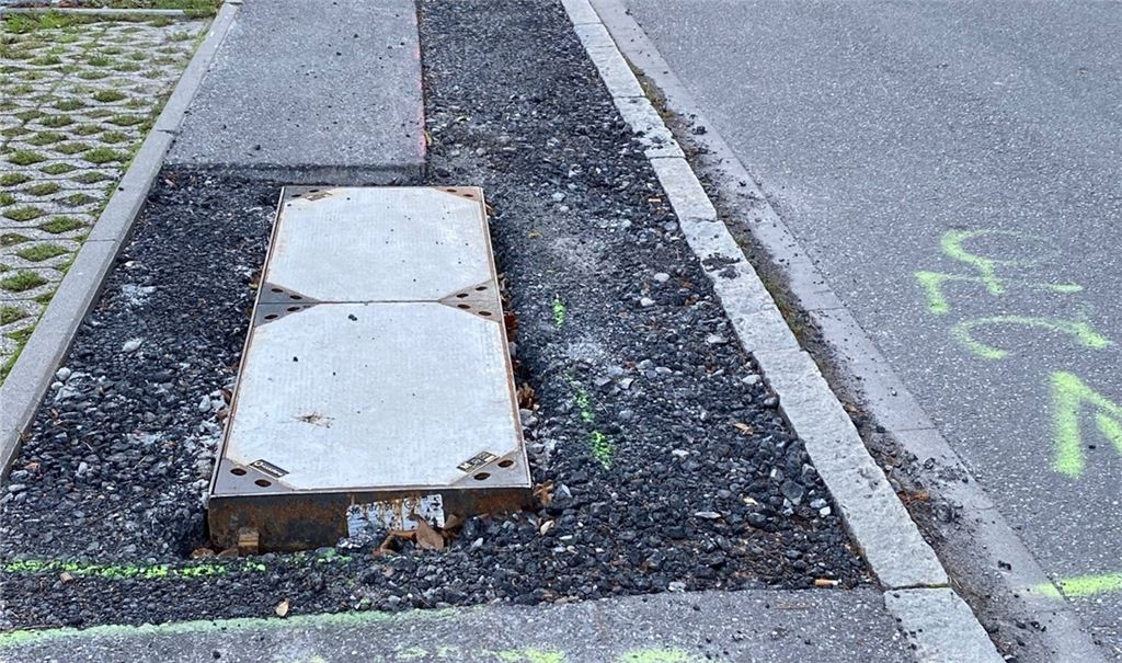 Nach der Verlegung von Leitungen hat im Industriegebiet der Einbau des Feinbelags begonnen, mit dem Stolperfallen der Vergangenheit angehören. Fotos: ram, huw