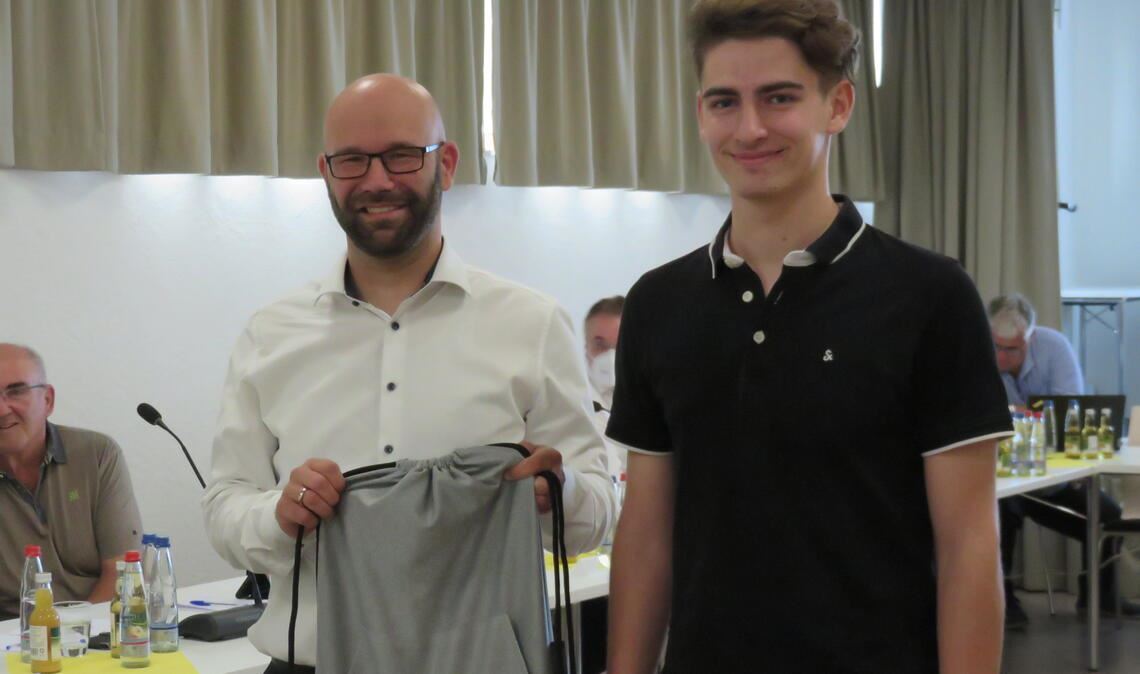 Nach der Wahl zum Ortsreferenten für Kleinvillars im September 2023 wird Luis Burkhardt (re.) vom Knittlinger Bürgermeister Alexander Kozel mit ersten Arbeitsutensilien ausgestattet. Foto: Archiv