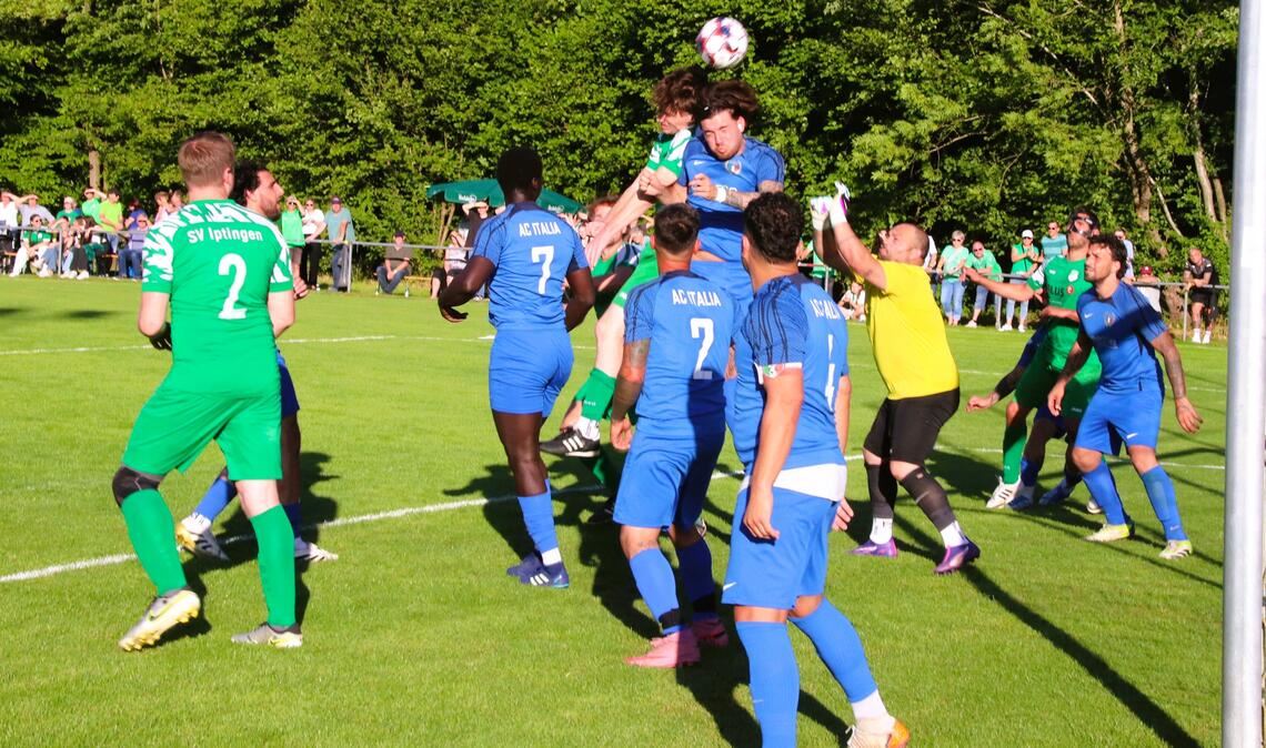 Nach der beeindruckenden Leistung gegen den AC Italia Markgröningen will der SV Iptingen (in Grün) die starke Saison an diesem Freitagabend krönen. Foto: Arning