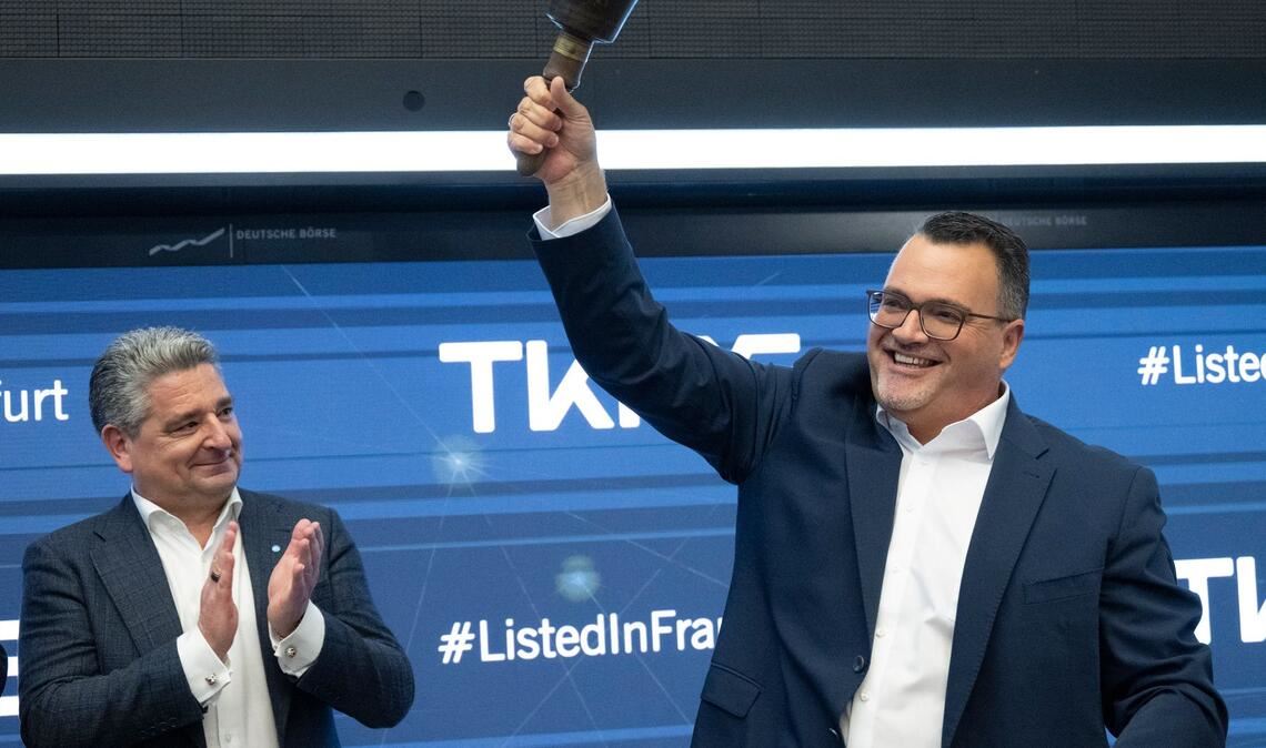 Nach der ersten Börsennotierung von TKMS wird die Glocke geschwungen.