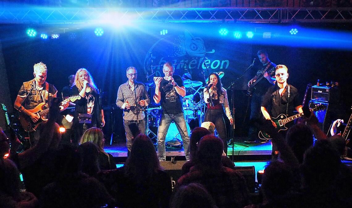 Nach der gelungenen Premiere im vergangenen Jahr werden sich auch beim Osterrock 2026 Gastmusiker die Bühne mit der Chamëleon-Stammbesetzung teilen. Fotos: Chamëleon