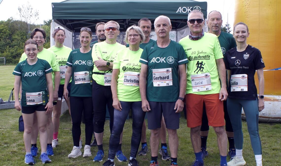 Nach der gemeinsamen Vorbereitung starten die Teilnehmerinnen und Teilnehmer von „Laufend fit“ gemeinsam beim AOK-Firmenlauf in Pforzheim.