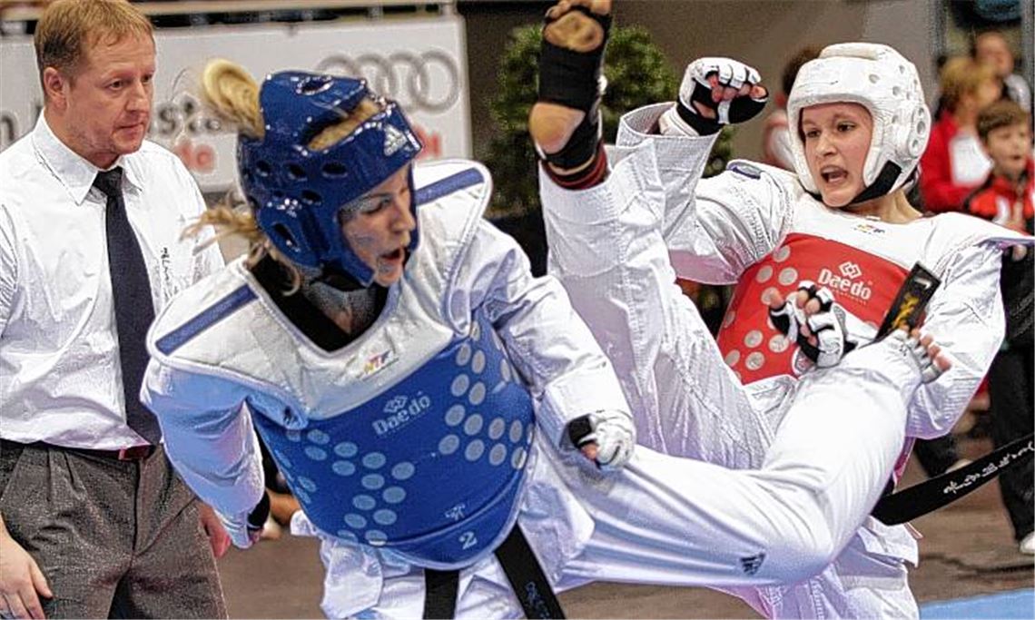 Nach der verletzungsbedingten Pause wieder auf dem Weg nach oben: Roxana Nothaft (re.) hat den doppelten Bruch ihres linken Fußes gut verkraftet. Den Auftritt bei der DM nutzte sie, um an ihrer Kondition zu feilen. Dabei sprang für die erfolgsverwöhnte Taekwondo-Sportlerin aus Mühlacker am Ende sogar der dritte Platz in der Seniorenklasse heraus. 
