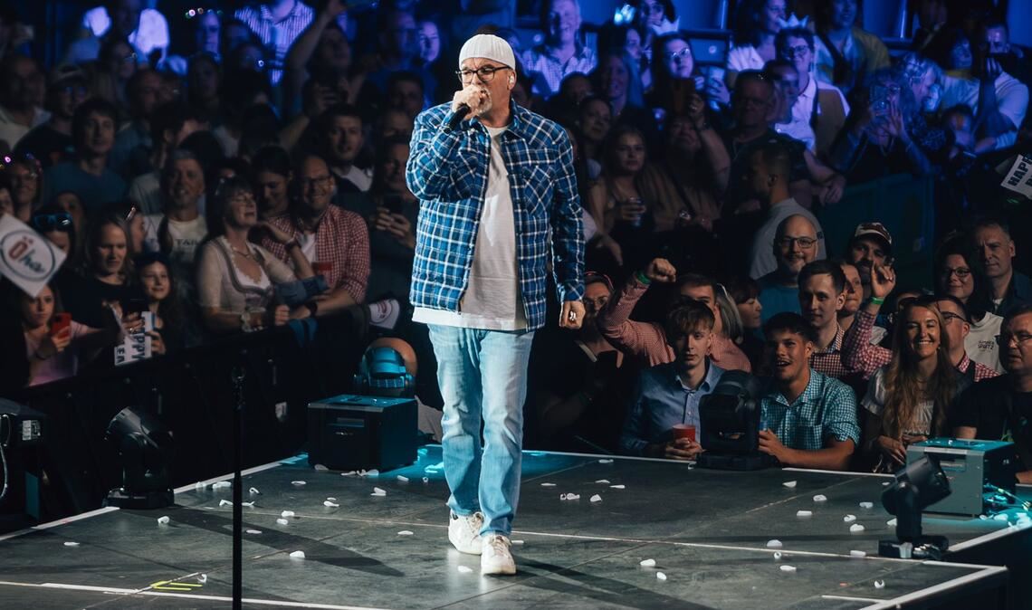 Nach drei Stunden greift DJ Ötzi bei der „Mountain Mania“ selbst zum Mikrofon und singt „Anton aus Tirol“, „A Mann für Amore“ und „Der hellste Stern“.