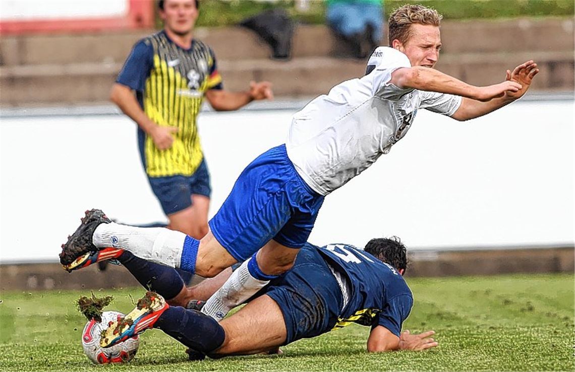 Nach dreieinhalb Monaten Verletzungspause wirft sich Michael Schrammel (in Weiß) wieder in die Zweikämpfe. Bei seiner Rückkehr erzielte der Enzberger gleich ein wichtiges Tor für den CfR. Fotos: Rubner