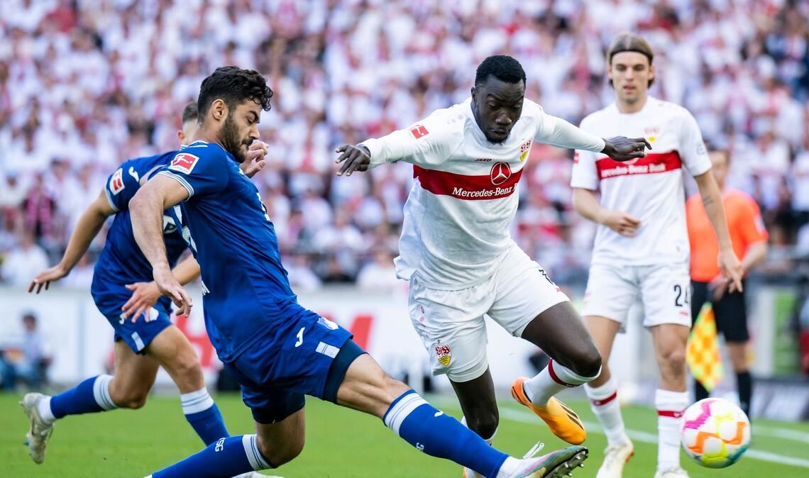 Nach einem 1:1-Remis gegen Hoffenheim  muss Silas Katompa Mvumpa (r) mit dem VfB Stuttgart den Gang in die Relegation antreten.