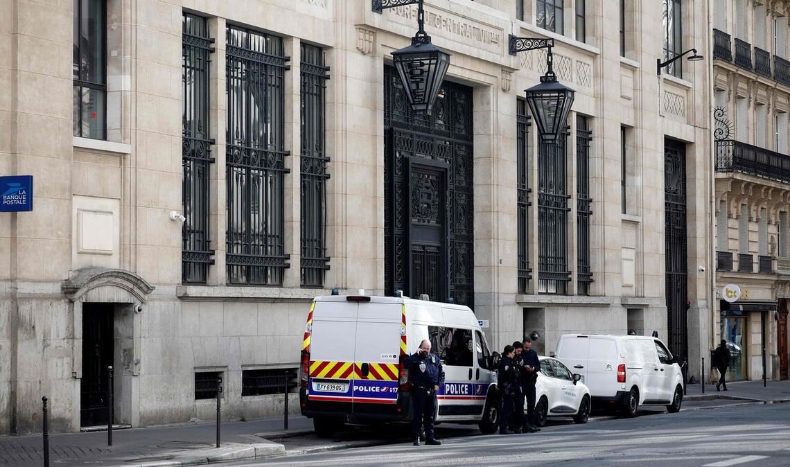 Nach einem Anschlagsversuch auf eine US-Bank in Paris ermittelt die Anti-Terrorstaatsanwaltschaft.