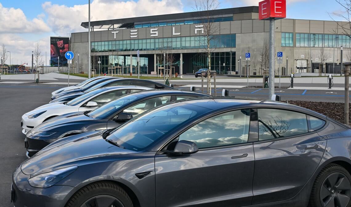 Nach einem Brandanschlag auf einen Hochspannungsmast steht im März 2024 die Produktion in der Tesla-Autofabrik in Grünheide zeitweise still.