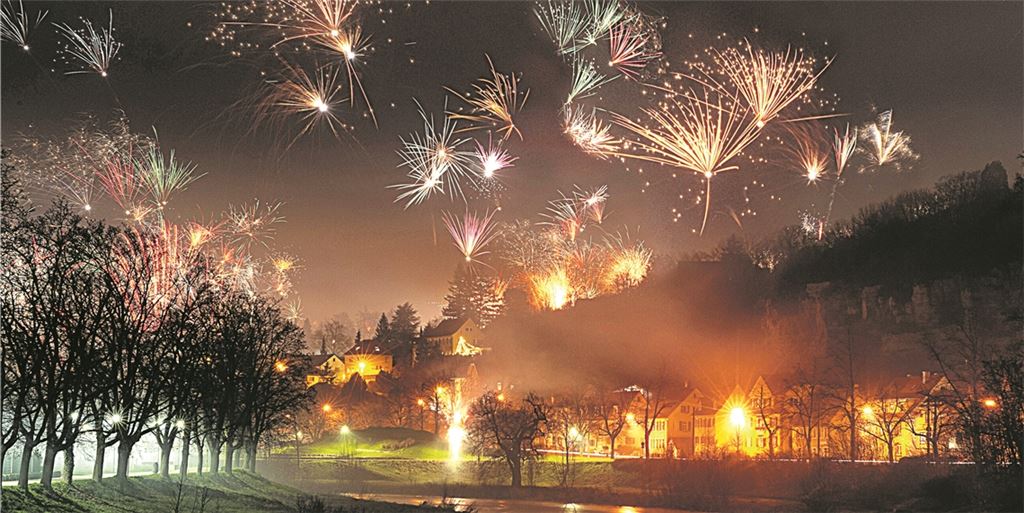 Nach einem Jahr mit Corona sind die Menschen in der Region so manches gewohnt. Sie haben gelernt, mit dem ganz besonderen Alltag zu leben. Immer wieder kommen jedoch neue Erfahrungen hinzu. Die Lektion heute lautet: Silvester ohne Feuerwerk und große Party – zum Wohl des Gesundheitssystems. Zum Trost hat unsere Zeitung dieses Bild vom Vorjahr aus dem Archiv hervorgeholt.Foto: Archiv
