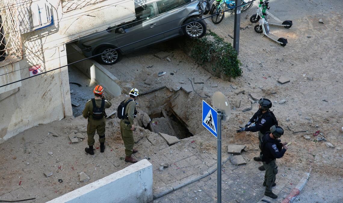 Nach einem Raketeneinschlag in Tel Aviv sind Anwohner schockiert.