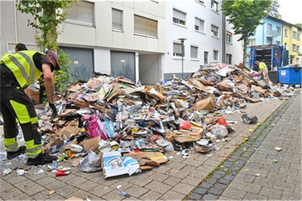 Nach einem Schwelbrand landet ein Teil der Ladung auf der Straße. Foto: Myroshnichenko