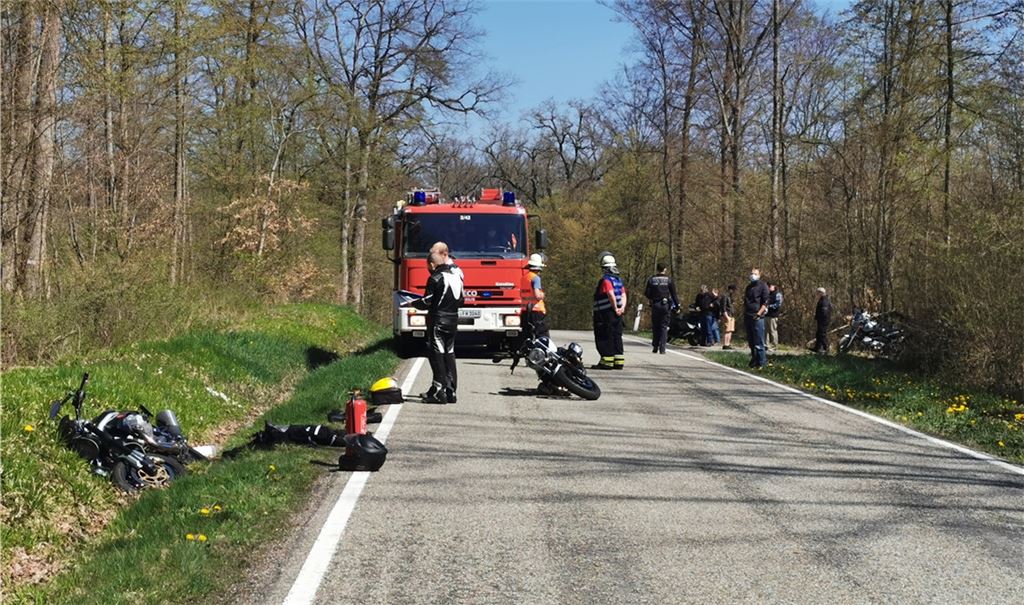 Nach einem Unfall ist die Straße zwischen Lienzingen und Zaisersweiher voll gesperrt. Foto: Recken