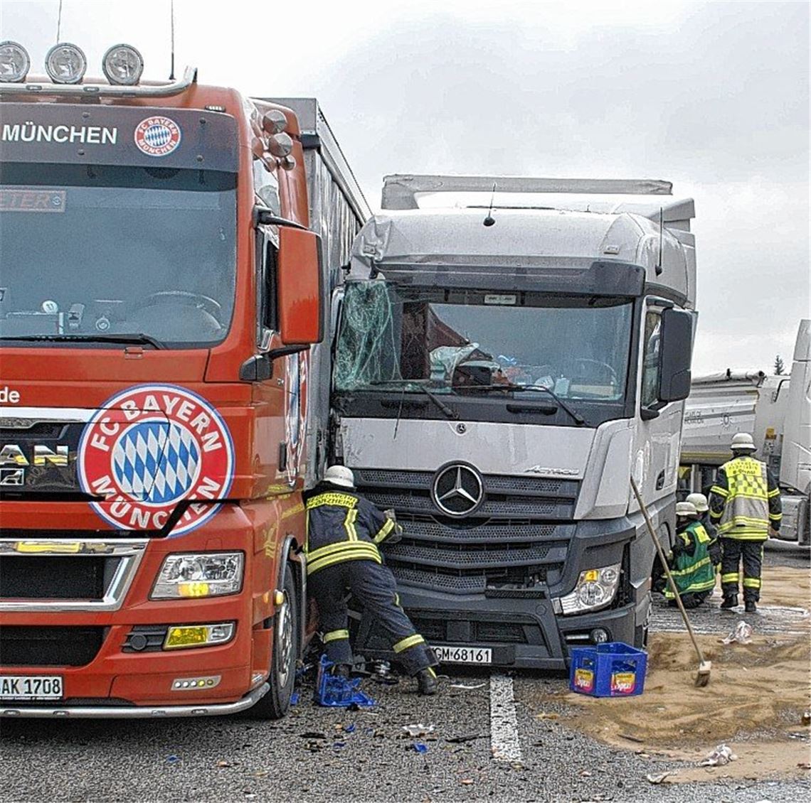 Getränkekisten landen auf der Autobahn