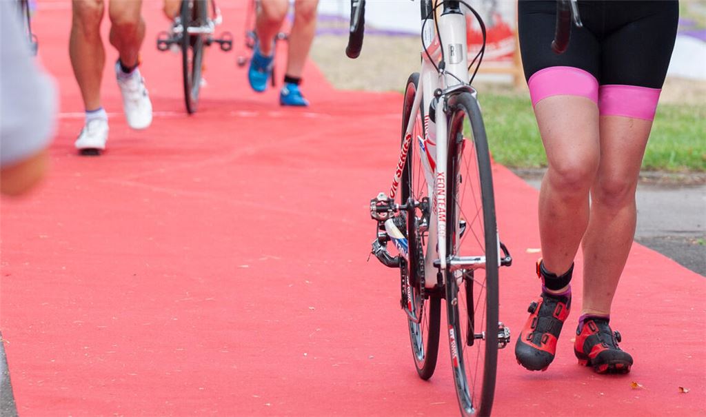 Nach einem Vorfall beim Triathlon hofft die Polizei auf Hinweise. Symbolbild: Fotomoment