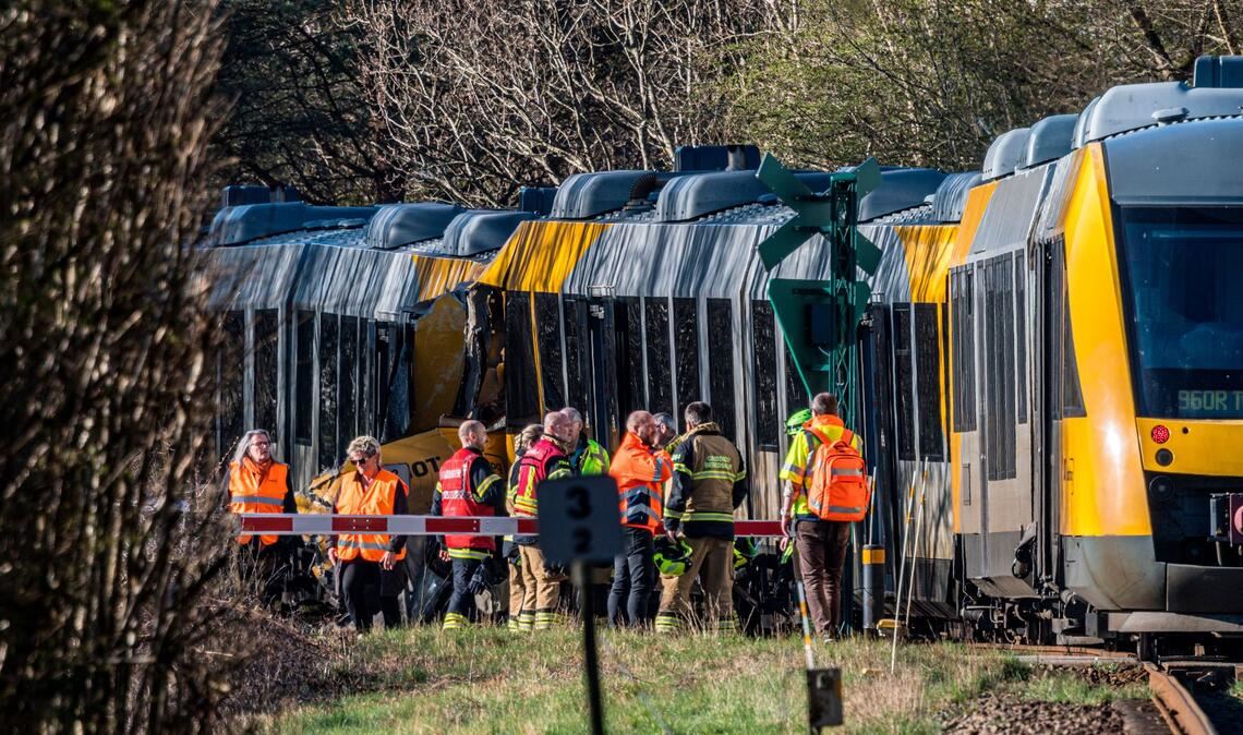 Nach einem Zugunfall mit mehreren Verletzten in Dänemark sind Rettungskräfte an der Unfallstelle im Einsatz.