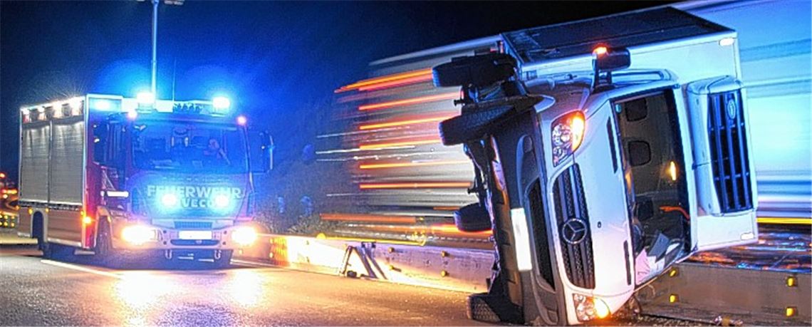 Nach einem Zusammenstoß mit einem BMW landete der Sprinter auf der Fahrerseite. Foto: Fix