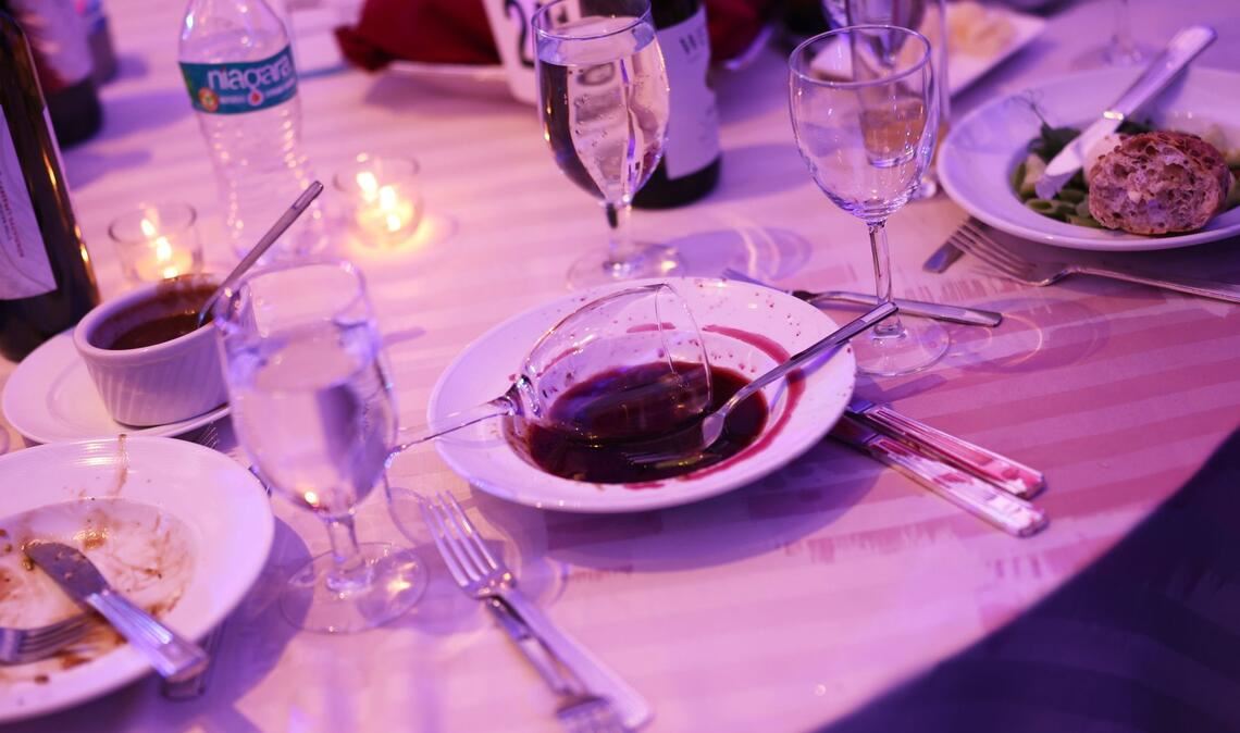 Nach einem Zwischenfall beim White House Correspondents' Dinner im Washington Hilton liegt ein Weinglas in einem Teller.