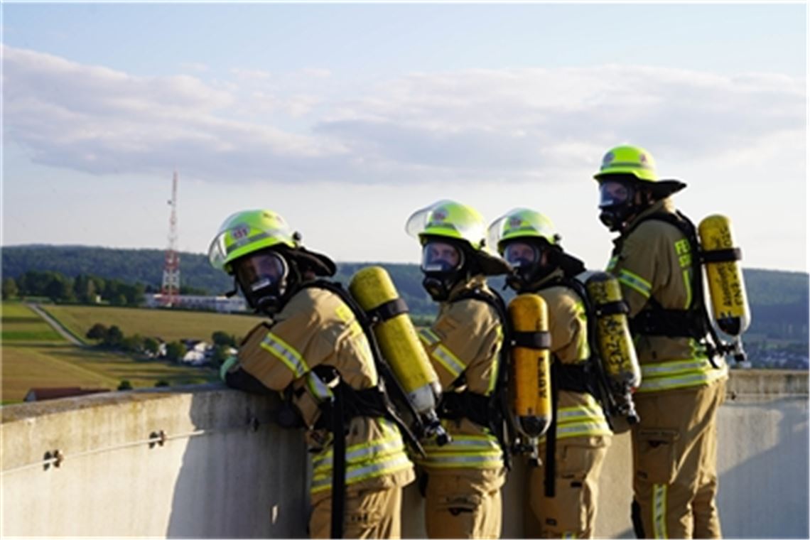 Video: Feuerwehr übt auf dem Mühlacker Wasserturm Nach einem anstrengenden Aufstieg genießen die Feuerwehrleute den Ausblick vom Wasserturm. Foto: Recken