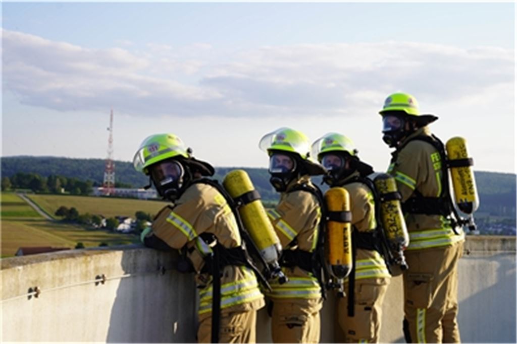 Nach einem anstrengenden Aufstieg genießen die Feuerwehrleute den Ausblick vom Wasserturm. Foto: Recken