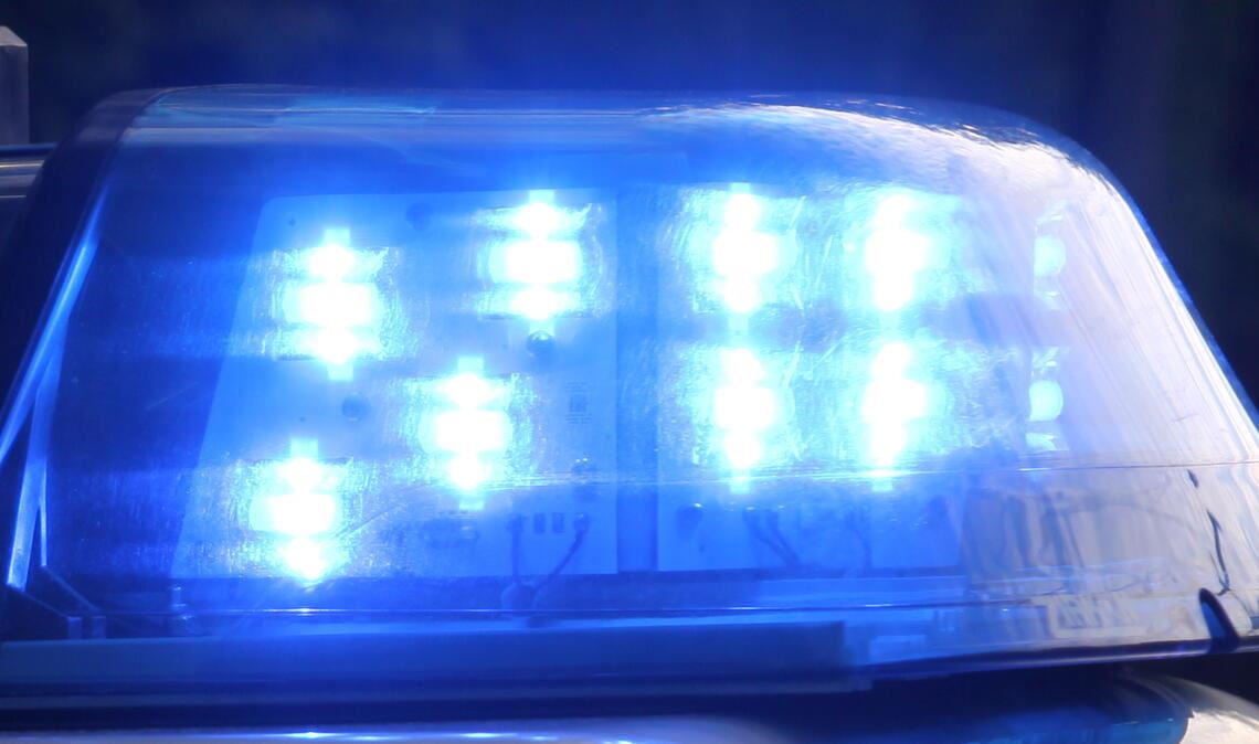 Nach einem gefährlichen Überholvorgang auf der B10 sucht die Polizei Zeugen. Symbolfoto: Archiv