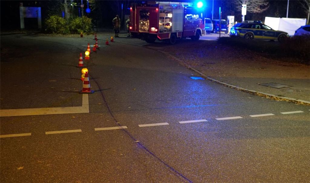 Nach einem gemeinsamen Restaurantbesuch hat ein Autofahrer seinen Bekannten erfasst und knapp 70 Meter mitgeschleift.