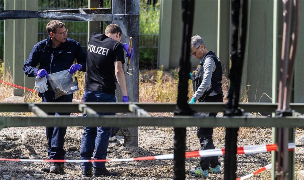 Nach einem großflächigen Stromausfall in Reutlingen stehen Polizeikräfte auf dem Gelände eines Umspannwerks.
