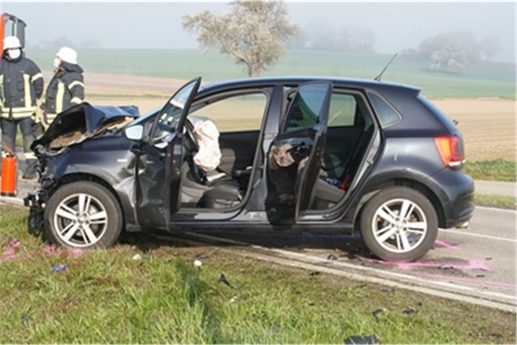 Nach einem heftigen Unfall sucht die Polizei nach dem Fahrer eines Vans. Foto: sdmg