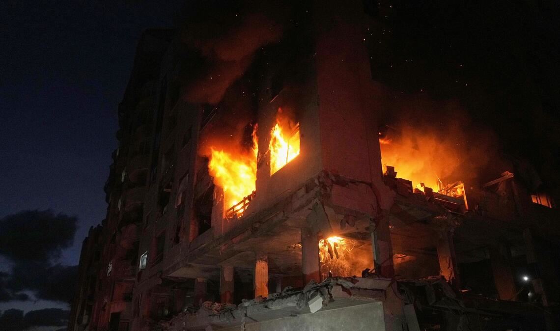 Nach einem israelischen Angriff im Stadtteil Rimal in der Stadt Gaza schlagen Flammen aus einem Wohnhaus (Archivbild).