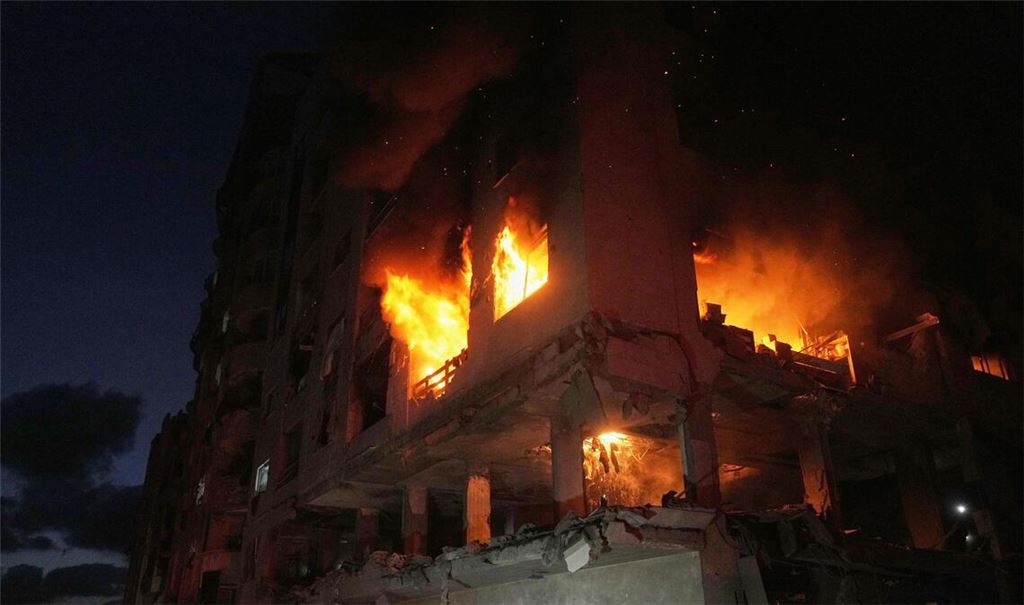 Nach einem israelischen Angriff im Stadtteil Rimal in der Stadt Gaza schlagen Flammen aus einem Wohnhaus (Archivbild).