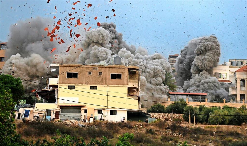 Nach einem israelischen Luftangriff auf das Dorf Teir Debba im Südlibanon im vergangenen Jahr steigt Rauch auf. (Archivbild)