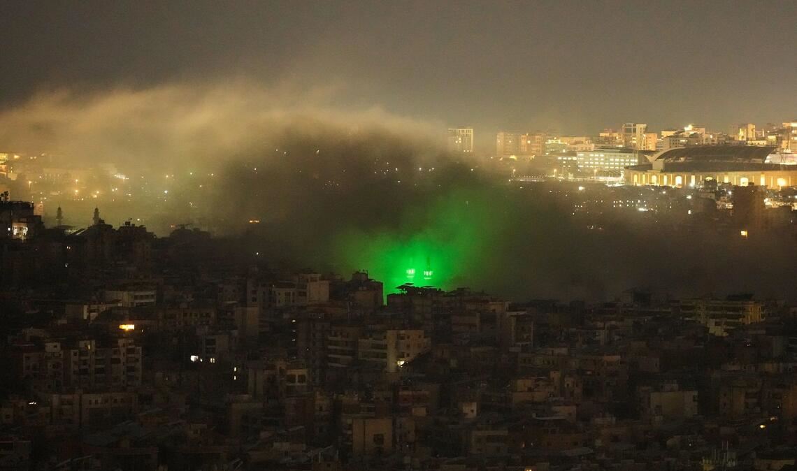 Nach einem israelischen Luftangriff auf einen südlichen Vorort von Beirut steigt Rauch auf.