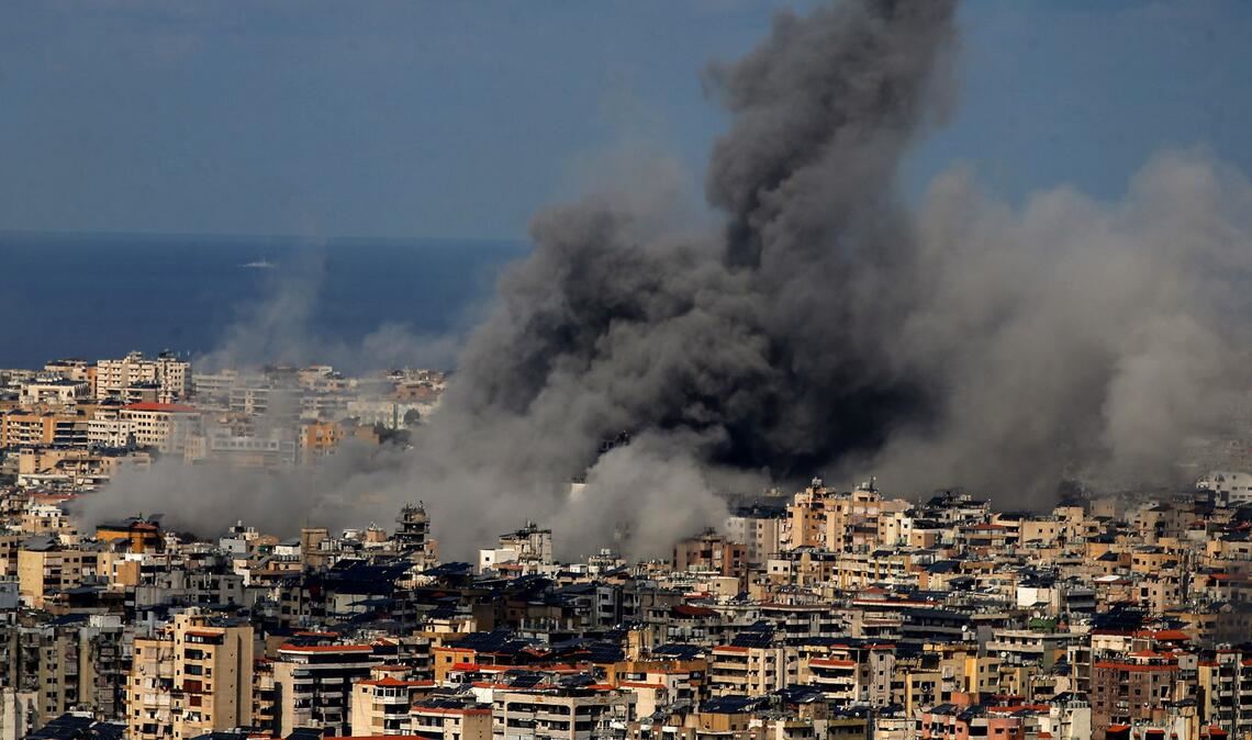 Nach einem israelischen Luftangriff im Süden Beiruts steigt schwarzer Rauch auf (Archivfoto).