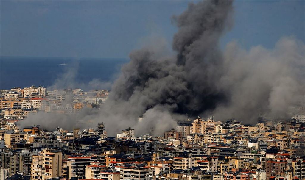 Nach einem israelischen Luftangriff im Süden Beiruts steigt schwarzer Rauch auf (Archivfoto).