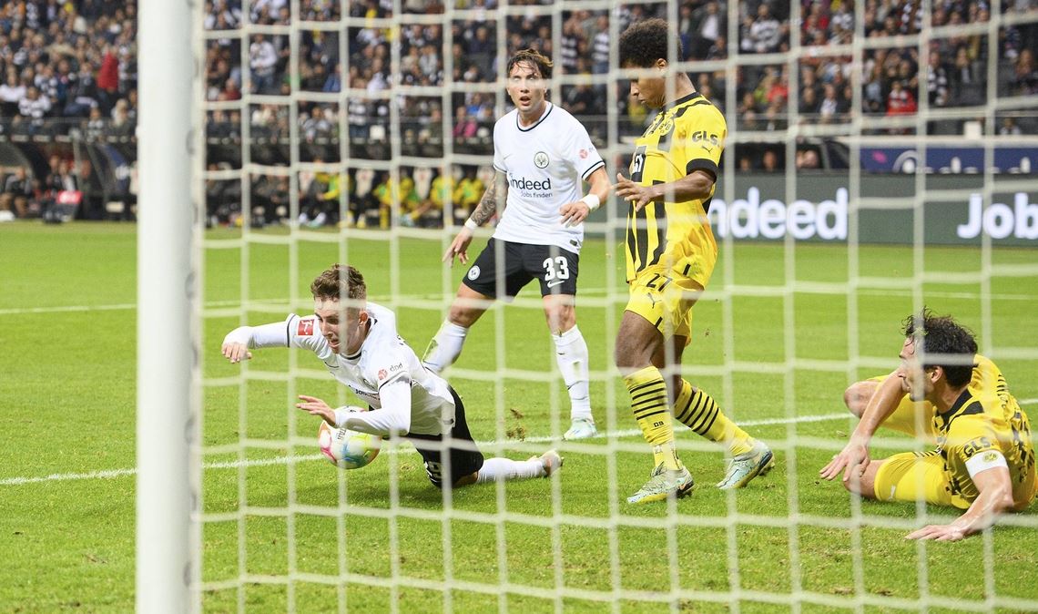 Nach einem klarem Stoß von Karim Adeyemi gegen Jesper Lindström blieb der Elfmeterpfiff aus.