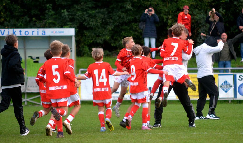 Nach einem packenden Endspiel ist der Jubel beim 1. FC Kaiserslautern grenzenlos. Im Neunmeterschießen bezwingt das Team den BVB mit 4:3. Fotos: Stahlfeld