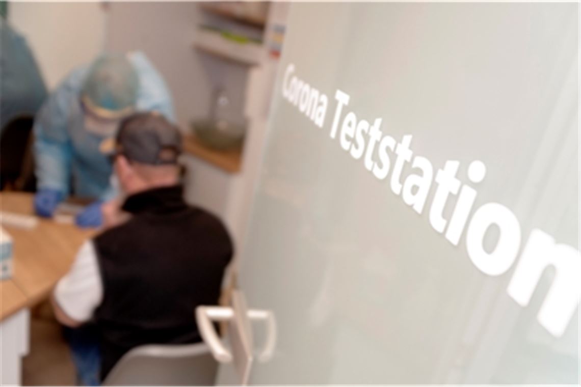 Nach einem positiven Corona-Test sind häufig die Kommunalverwaltungen gefragt, die Bescheinigungen ausstellen oder etwa Bürger in Quarantäne im Blick haben müssen. Dazu kommt die beratende Funktion, die die Rathaus-Mitarbeiter bei vielen Fragen haben. Das alles bindet in hohem Maße die Kräfte der betroffenen Beschäftigten. Foto: Archiv