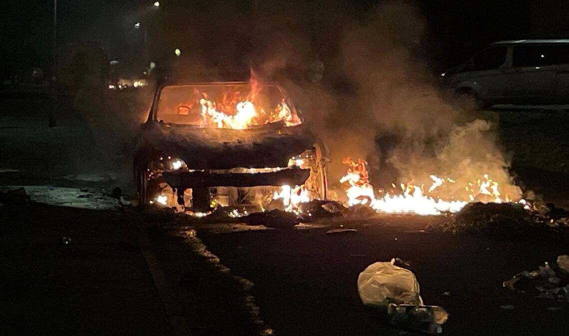 Nach einem schweren Verkehrsunfall im walisischen Cardiff kam es in der Nacht zu schweren Ausschreitungen.