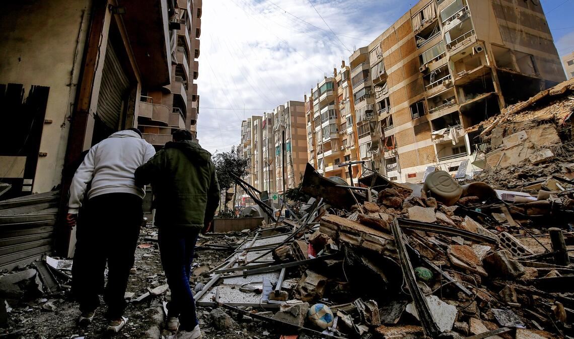 Nach einem schweren israelischen Luftangriff auf einen südlichen Vorort von Beirut liegen überall Trümmer. (Archivfoto)