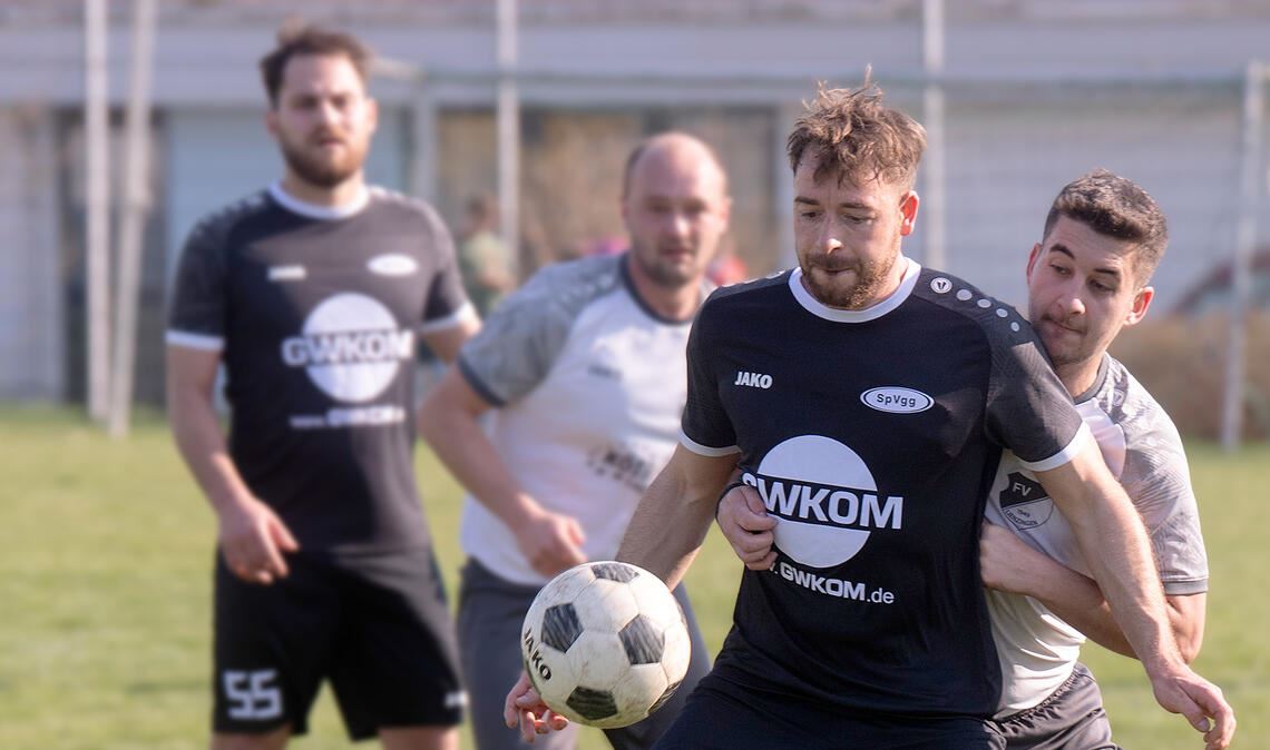 Nach einem spannenden Duell mit fünf Toren hat der FV Lienzingen (helles Trikot) gegen die SpVgg Zaisersweiher am Ende mit 2:3 das Nachsehen. Foto: Fotomoment