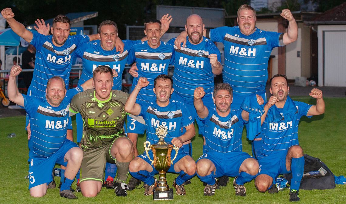 Enzberger „Oldies“ erobern den AH-Pokal Nach einem spannenden und fairen Turnier darf die AH aus Enzberg jubeln. Die Mannschaft entscheidet das Finale gegen die Sportfreunde in der Verlängerung für sich. Foto: Fotomoment