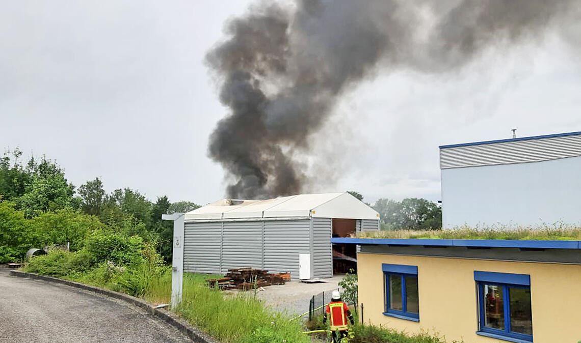 Nach einem verunglückten Gasbrenner-Einsatz zur Unkrautvernichtung steigt eine dicke schwarze Rauchwolke im Sternenfelser Gewerbegebiet auf. Foto: Archiv