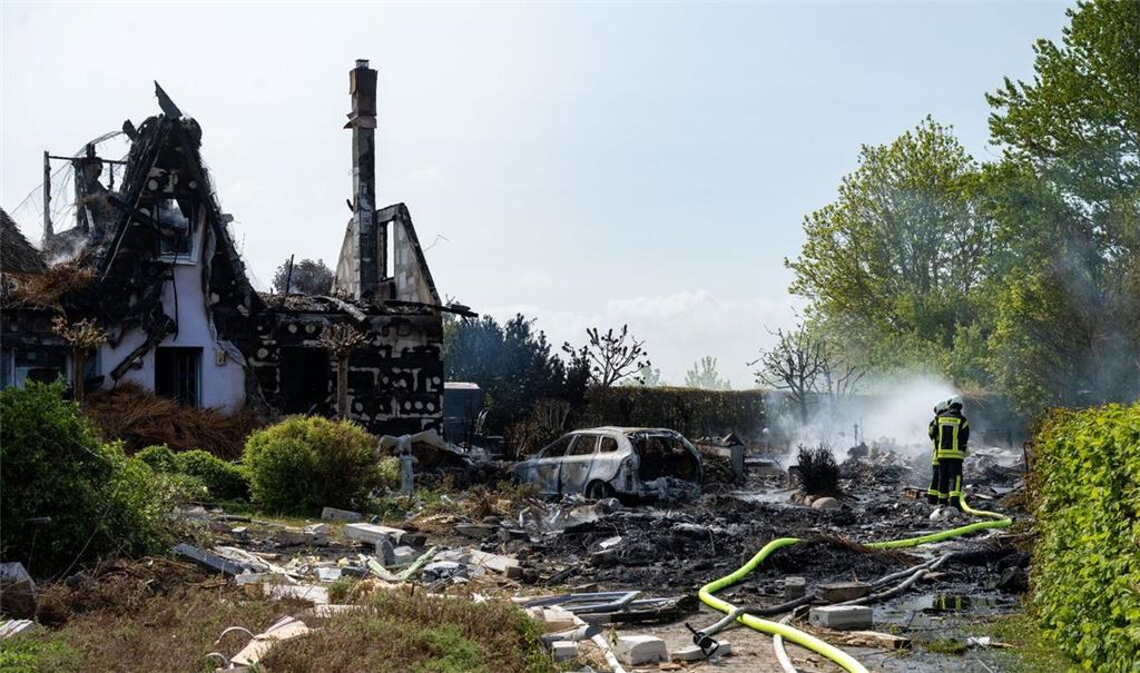 Nach einer Explosion ist in Putgarten ein Feuer ausgebrochen, das mehrere Häuser zerstört hat.