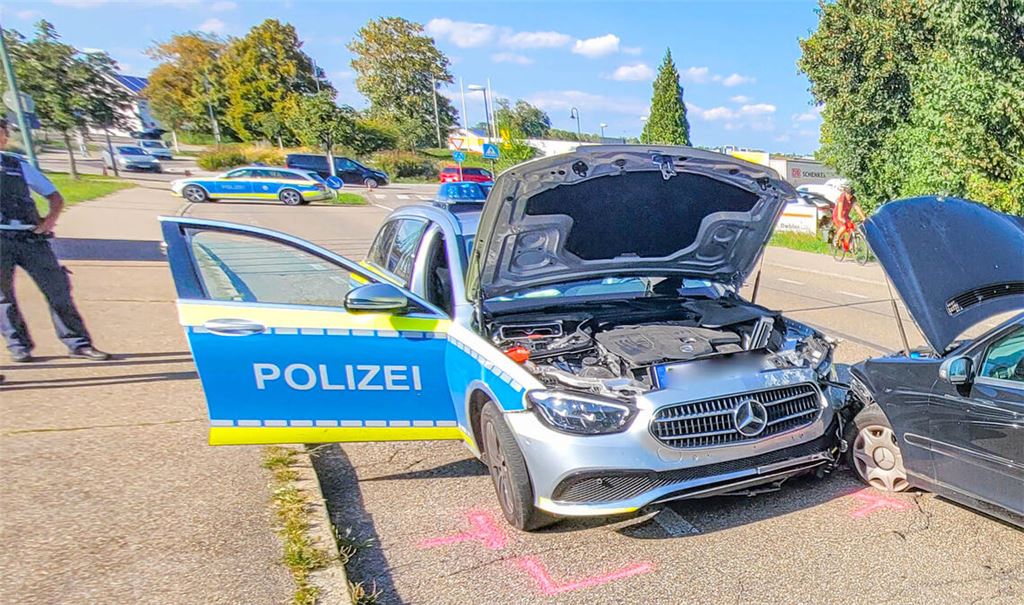 Nach einer Karambolage am Dienstag in Mühlacker wird der Schaden am Streifenwagen auf 20000 Euro geschätzt. Foto: Einsatz-Report 24
