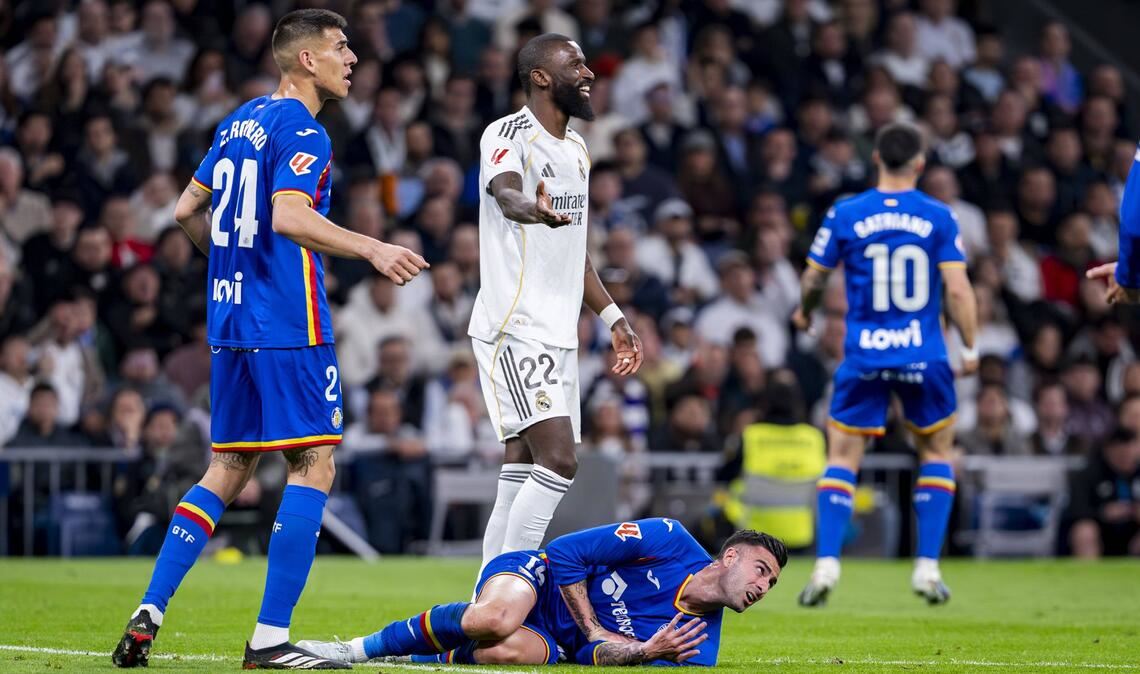 Nach einer Knie-Attacke in einem Ligaspiel mit Real Madrid gerät Antonio Rüdiger (M) in die Schlagzeilen.