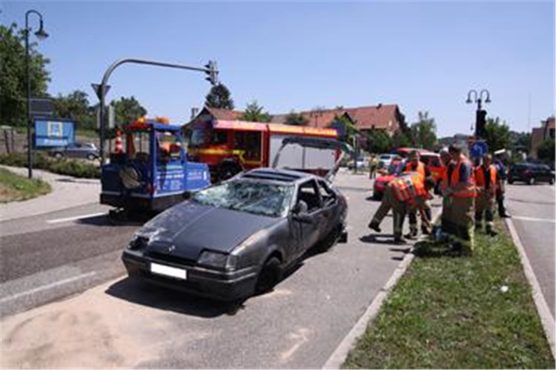 Nach einer Landung auf dem Dach wieder auf die Räder gestellt: der demolierte Renault. Foto: Sadler