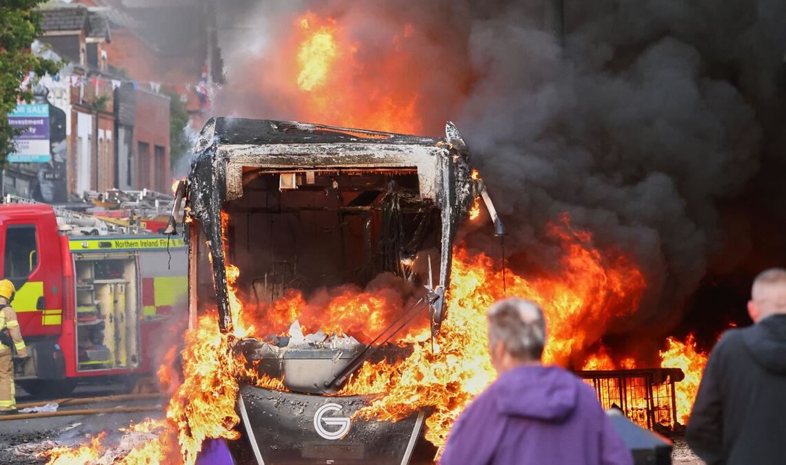 Nach einer brutalen Messerattacke gerät Belfast in eine Nacht voller Gewalt: Wie ein verbreitetes Video Proteste, Brände und gezielte Angriffe auf Migranten auslöste.