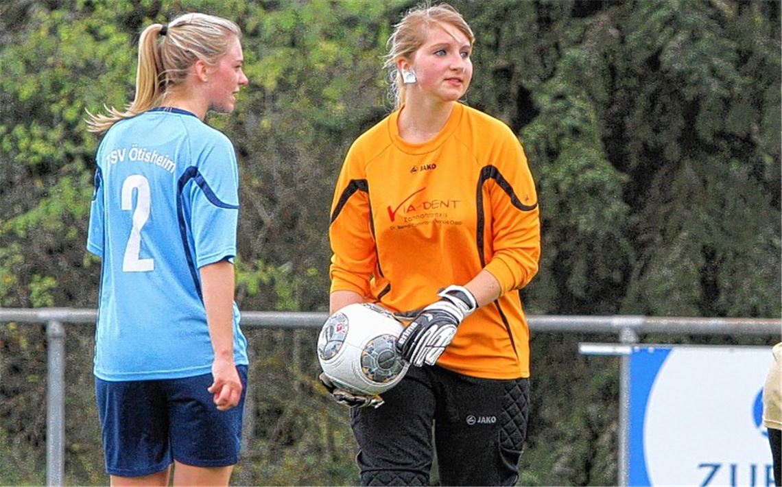 Nach einer erfolgreichen Debüt-Saison in der Kleinfeld-Landesliga wagen die Ötisheimer Fußballfrauen um Torhüterin Ramona Schmidt (re.) und Elena Schäuble den Sprung auf das große Feld.
