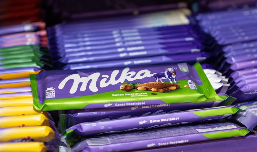 Nach einer ersten Einschätzung des Gerichts könnte es sich bei der neuen Milka-Tafel um eine Mogelpackung handeln (Archivfoto).