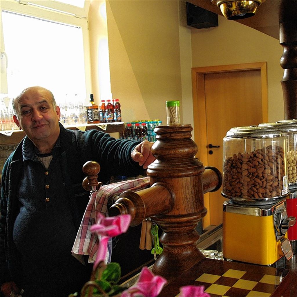 Nach einer langen Zwangspause nach dem Brand im August 2010 hat Mehmet Öztürk sein Lokal Linde wieder geöffnet.