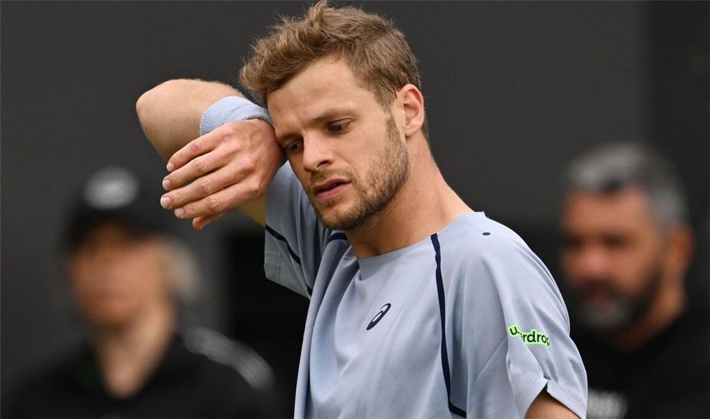 Nach einer rund vierstündigen Regenpause ist Tennisprofi Jan-Lennard Struff beim Rasenturnier in Stuttgart als letzter deutscher Teilnehmer im Achtelfinale ausgeschieden.